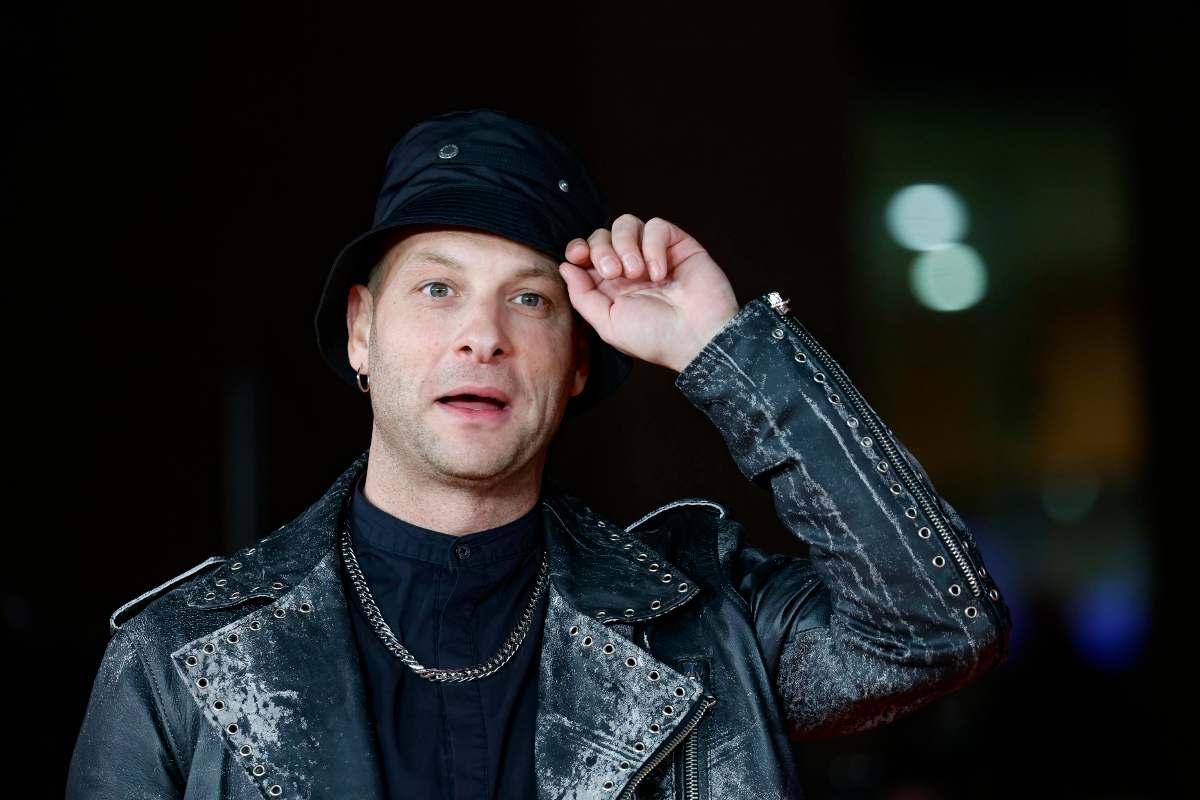 Clementino primo piano abiti scuri