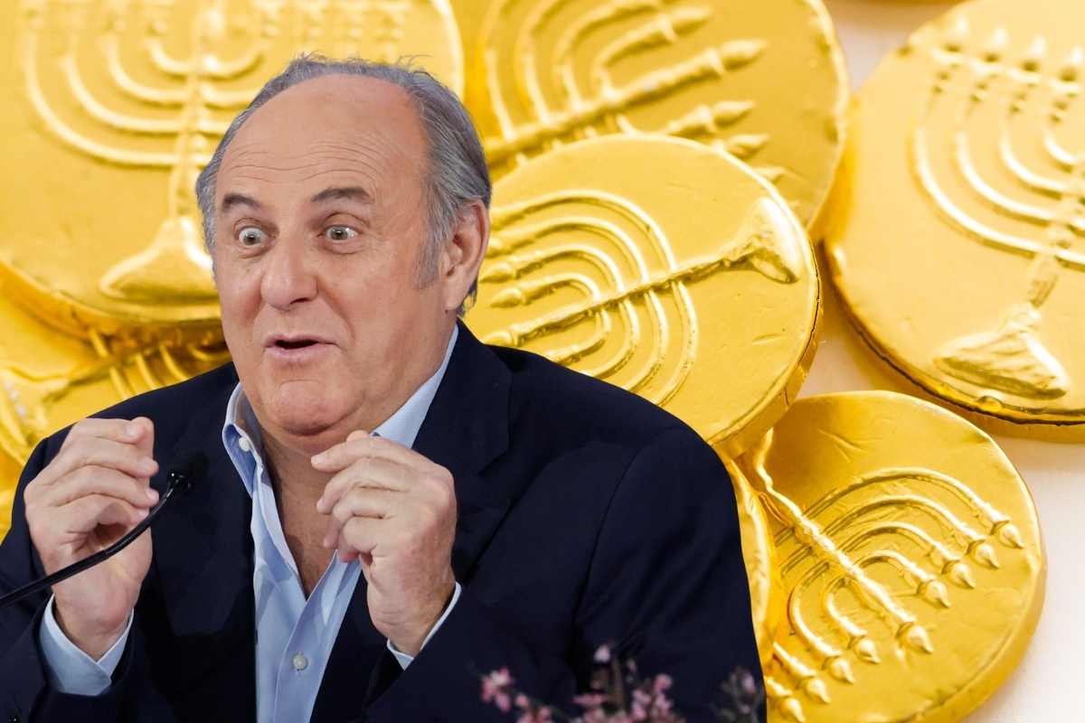 Sfondo gettoni d'oro, primo piano Gerry Scotti