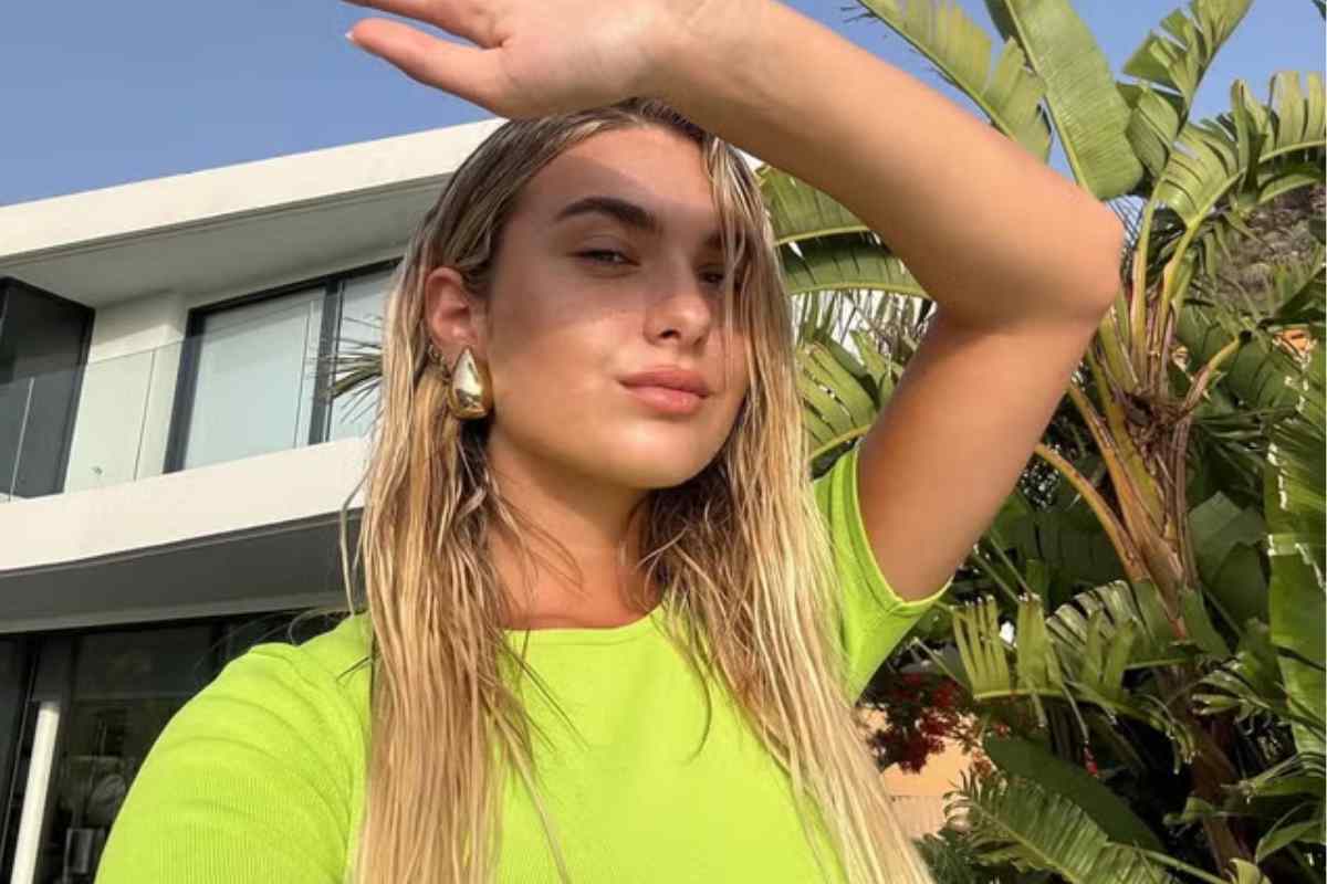 chanel totti in un selfie con la mano davanti alla faccia per coprirsi dal sole